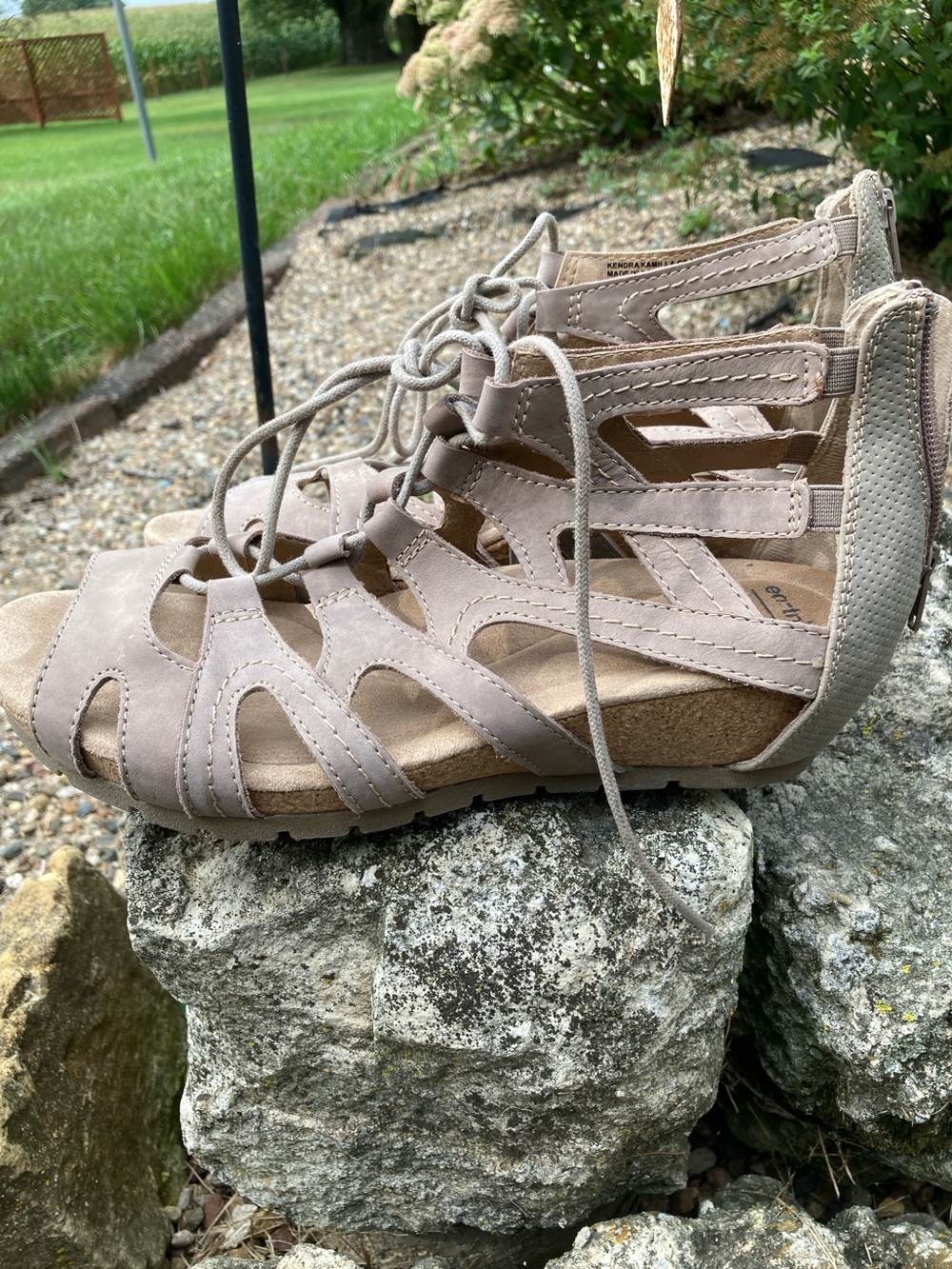 Earth Origins Size 10W Kendra Kamilla taupe gladiator style wedge sandals